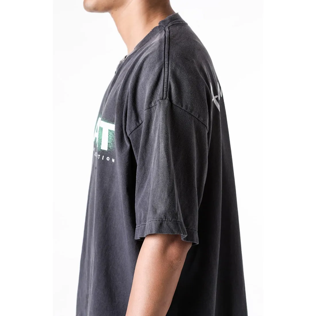 SAINT MXXXXXX SAINT SS TEE/BLK Green SAINT BOX LOGO short sleeves Washed black S-XL Look for cylindrical fabrics without side seams. Don’t buy open ones anymore. It’s boring. Assute garments are dyed. The whole piece is sprayed with horse-hair spray. Then spray it again to fade. The collar and cuffs are frayed. Many places are damaged. Authentic grade printing is restored. Accessories are complete. With little angel anti-counterfeiting label.